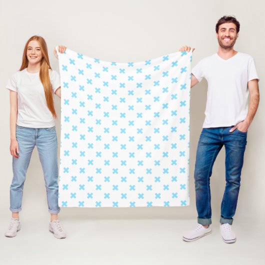 Blaue Kreuzstiche auf weiß Fleecedecke (Beispiel)