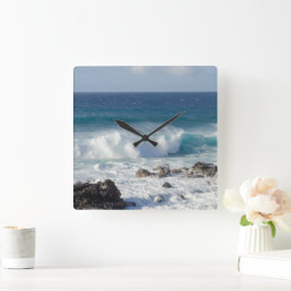 Blaue Landschaftsfotografie, Wellen in Maui Quadratische Wanduhr