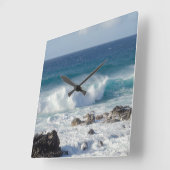 Blaue Landschaftsfotografie, Wellen in Maui Quadratische Wanduhr (Winkel)