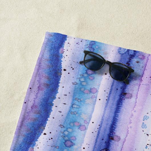Blaue Lavendel-Weiße Wasserfarbenstreifen Mit Mono Strandtuch (Beispiel)