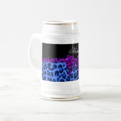 Blaue Leoparde mit personalisiertem Namen, lila Bu Bierglas (Vorderseite Links)