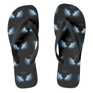 Blaue leuchtende Engelsflügel auf schwarzem Hinter Badesandalen