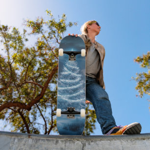 Blaue leuchtende Weihnachtsbaum-Winternacht Skateboard