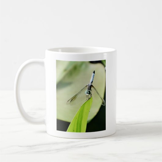 Blaue Libelle auf grünem Blatt Kaffeetasse (Links)