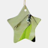 Blaue Libelle auf grünem Blatt Keramik Ornament (Rechts)