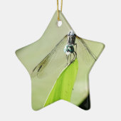Blaue Libelle auf grünem Blatt Keramik Ornament (Links)