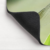 Blaue Libelle auf grünem Blatt Mousepad (Ecke)