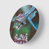 Blaue Libelle auf wilden Knoblauch Runde Wanduhr (Winkel)