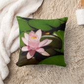 Blaue Libellen auf einem rosa Lotus Kissen (Decke)