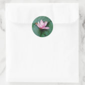 Blaue Libellen auf einer rosa Lotus-Blume Runder Aufkleber (Tasche)