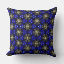 Blaue Lichter hinter Beige Stars Throw Kissen