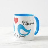 Blaue Liebesvögel Herz mit Kreuz und Namen Hochzei Tasse (VorderseiteRechts)