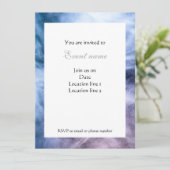 Blaue lila abstrakte himmlische Wolken laden ein Einladung (Stehend Vorderseite)