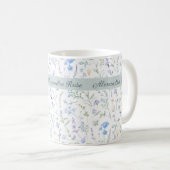 Blaue Lila Aquarell-Wildblumen-Monogramm-Name Kaffeetasse (VorderseiteRechts)