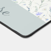 Blaue Lila Aquarell-Wildblumen-Monogramm-Name Schreibtischunterlage (Ecke)