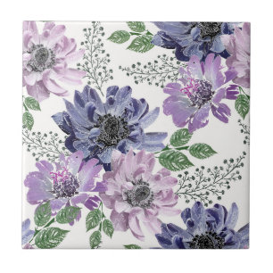 Blaue, lila Blüten auf weißem Hintergrund. Fliese