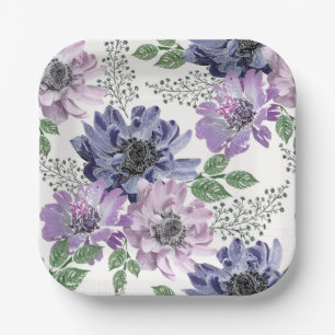 Blaue, lila Blüten auf weißem Hintergrund. Pappteller
