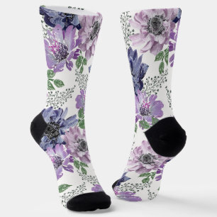 Blaue, lila Blüten auf weißem Hintergrund. Socken