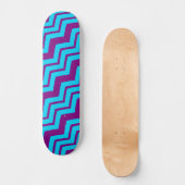 Blaue Lila Chevron-Zickzack-Muster  Skateboard (Vorderseite)