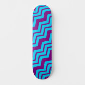 Blaue Lila Chevron-Zickzack-Muster  Skateboard (Vorderseite)