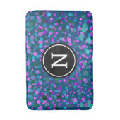 Blaue lila Konfetti-Punkte fett-Monogramm auf aqua Badematte (Vorderseite Vertikal)