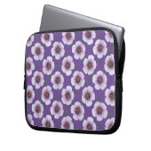 Blaue lila mit Blumenpelargonie auf irgendeiner Laptopschutzhülle (Vorderseite Links)