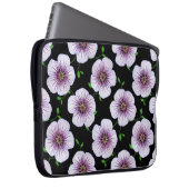 Blaue lila mit Blumenpelargonie auf irgendeiner Laptopschutzhülle (Vorne Rechts)