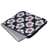 Blaue lila mit Blumenpelargonie auf irgendeiner Laptopschutzhülle (Vorne Knopf)