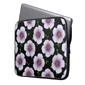 Blaue lila mit Blumenpelargonie auf irgendeiner Laptopschutzhülle (Vorderseite Links)