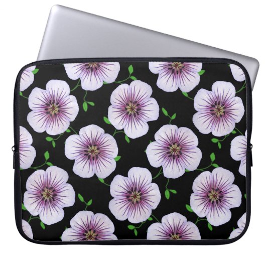 Blaue lila mit Blumenpelargonie auf irgendeiner Laptopschutzhülle (Vorderseite)