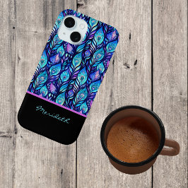 Blaue Lila Pfauenfedern auf Schwarzer Monogramm Case-Mate iPhone Hülle