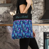 Blaue Lila Pfauenfedern auf Schwarzer Monogramm Tasche