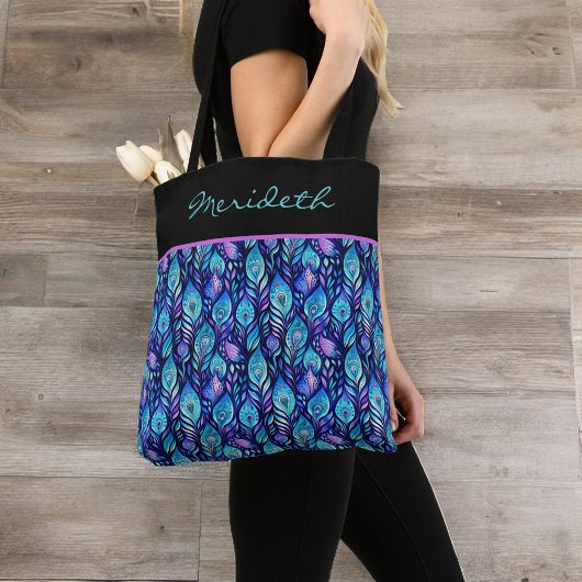 Blaue Lila Pfauenfedern auf Schwarzer Monogramm Tasche