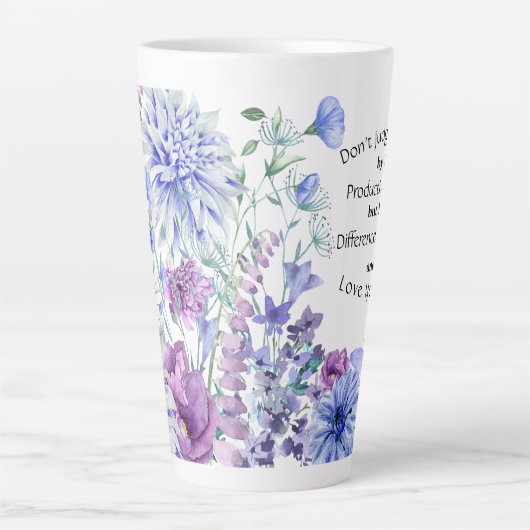 Blaue Lila Wildblume Inspiration Milchtasse (Vorderseite)
