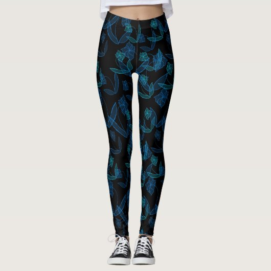 Blaue Lilien auf schwarzen Leggings (Vorderseite)