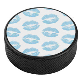 Blaue Lippen, Lippenmuster, blauer Lipstick, Kuss Eishockey Puck
