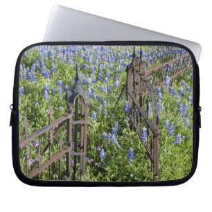 Blaue Lupinen und Phlox umgeben Friedhofstor Laptopschutzhülle