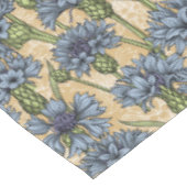 Blaue Maisblumen, wilde Blume auf Honiggelb Tischdecke (Schrägansicht)