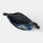 Blaue Majestät: Der Blaue Ara auf träumerischem bl Bauchtasche (Offen)