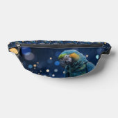 Blaue Majestät: Der Blaue Ara auf träumerischem bl Bauchtasche (Ablage )