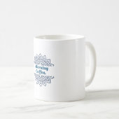 Blaue Mandala-Split-Muster-Morgencafé-Keramik Kaffeetasse (VorderseiteRechts)