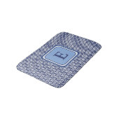 Blaue Marine Geometrisches Chevron Monogramm Badematte (Schrägansicht)
