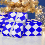 Blaue Markierung Geschenkpapier<br><div class="desc">Blaue und weiße Diamanten ähneln den karierten Fahnen,  die bei Autorennen verwendet werden. Dieses lustige Verpackungspapier kann auch durch die Auswahl einer neuen Hintergrundfarbe geändert werden,  um das Weiße im Design zu ersetzen.</div>