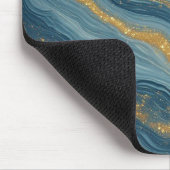 Blaue Marmor-Abstraktion mit goldenen Adern Mousepad (Ecke)