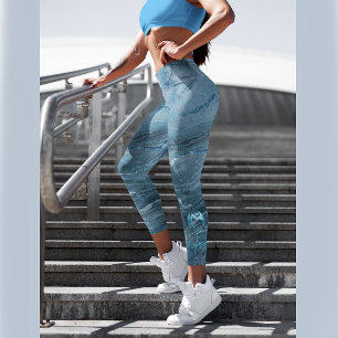Blaue Marmorleggings mit einer Rose auf jedem Bein Leggings
