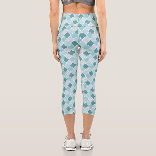 Blaue marokkanische Trellis, Latticework, Quatrefo Capri Leggings (Rückseite)