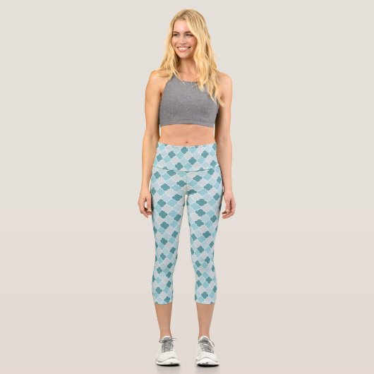 Blaue marokkanische Trellis, Latticework, Quatrefo Capri Leggings (Vorderseite)