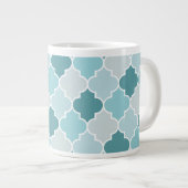 Blaue marokkanische Trellis, Latticework, Quatrefo Jumbo-Tasse (Vorderseite Rechts)