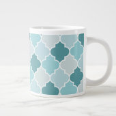 Blaue marokkanische Trellis, Latticework, Quatrefo Jumbo-Tasse (Rechts)