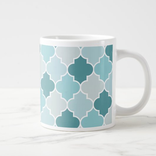 Blaue marokkanische Trellis, Latticework, Quatrefo Jumbo-Tasse (Rechts)